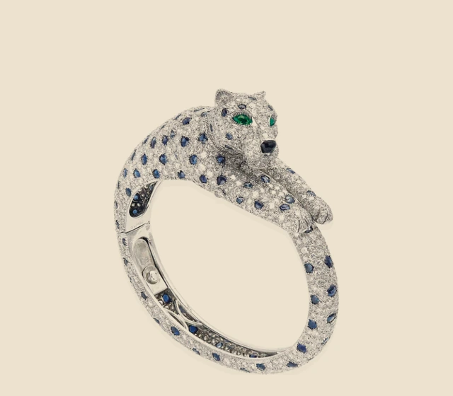 Bracelet panthère pavé de diamants et de saphirs, yeux d'émeraude