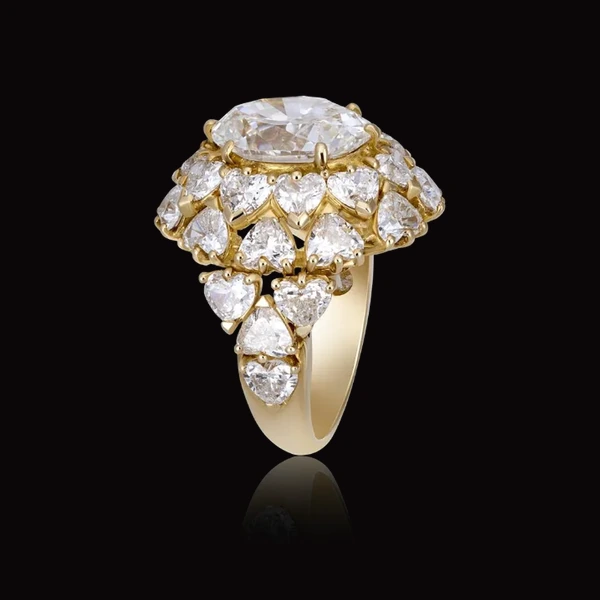 Bague en or jaune, diamant central entouré de diamants taille cœur