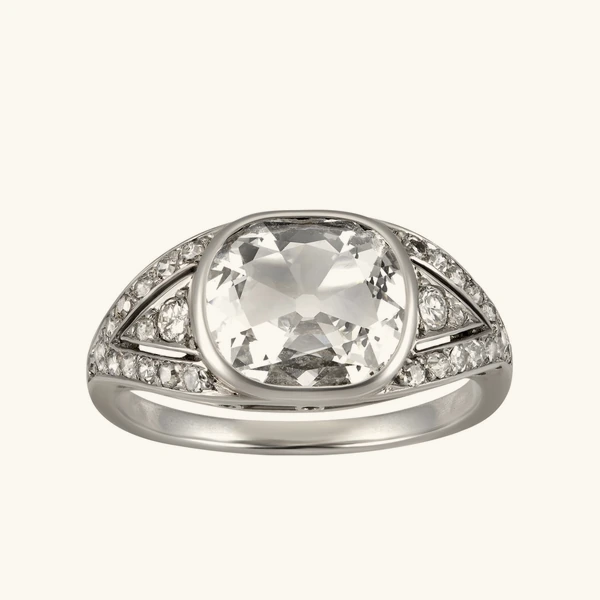 Bague, diamant taille coussin en serti clos, épaulement pavé de diamants