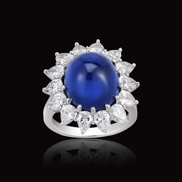 Bague saphir cabochon dans un entourage de diamants taille poire