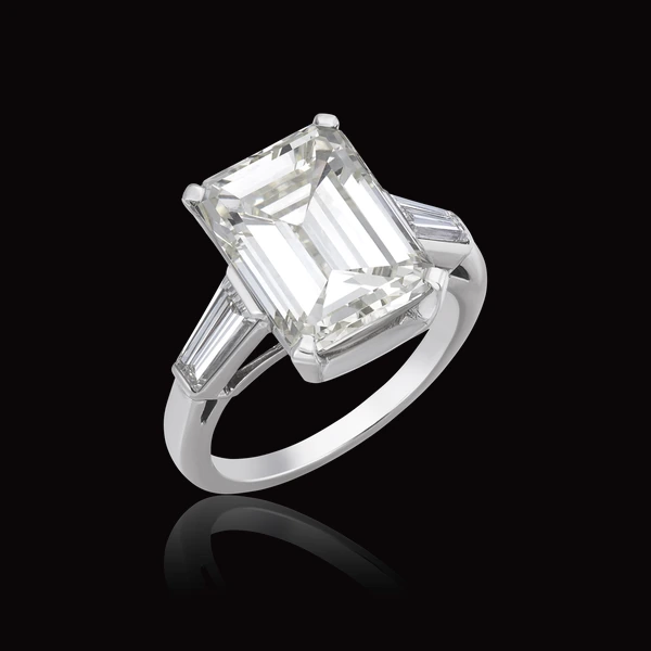 Bague, diamant taille émeraude épaulé de diamants baguettes
