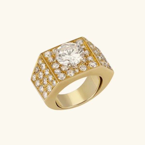 Bague tank en or jaune, diamant central et pavage de diamants